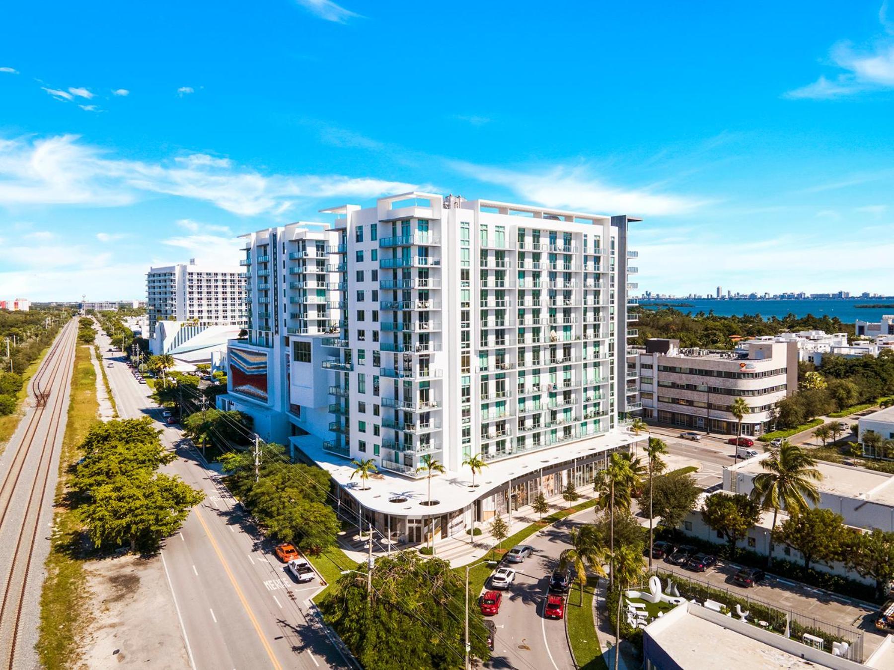Luxury New At Design District Apartment *