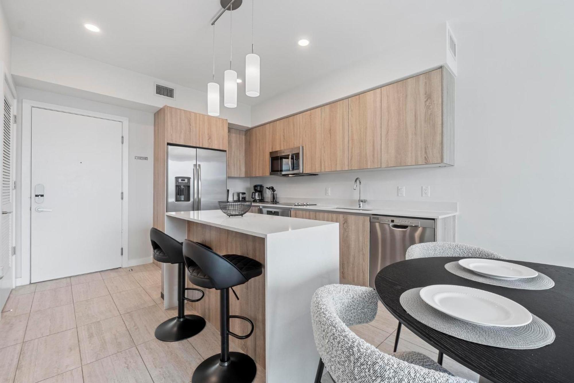 Luxury New At Design District Apartment *