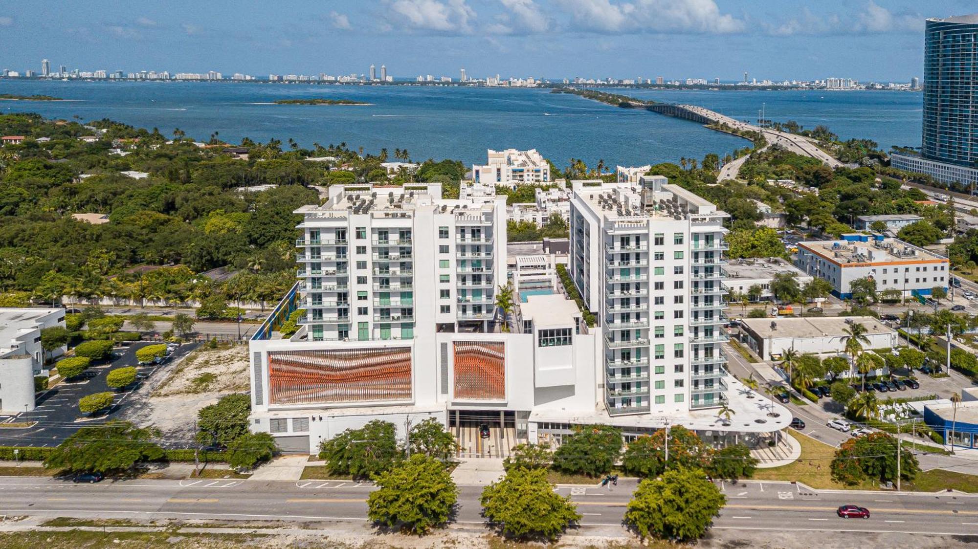 Luxury New At Design District Apartment *